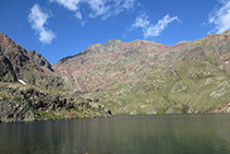 En primer término, el Estany d´Estats y, al fondo, la Pica d´Estats.