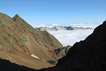 Vistas desde el puerto de Sotllo hacia la vertiente francesa (N) y el valle de la Cometa d´Estats.