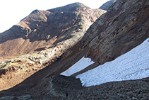El sendero que tomamos desciende por el lomo descompuesto y llega al fondo del barranco secundario, dejando a la derecha las paredes de roca del pico Verdaguer.