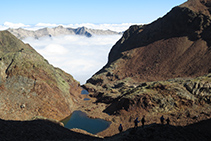 Bajando por el lomo disfrutamos de grandes vistas de los lagos de la Cometa d´Estats.