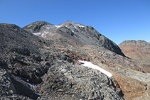 Hacia el SO divisamos ya la cima de la Pica (redondeada) y justo a su lado derecho el pico Verdaguer (piramidal). Entre ellos distinguimos una canaleta cubierta con un poco de nieve.