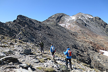 Desde el collado de Riufred, tomamos el sendero que avanza por la cresta (SO).