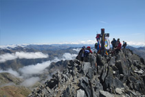 La preciosa y elevada cumbre de la Pica d´Estats, con su característica cruz de hierro forjado y una multitud de excursionistas.