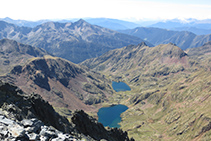 Observados desde la cima de la Pica d´Estats, y como dijo el pionero del pirineísmo Henry Russell, los lagos de Estats y Sotllo recuerdan dos preciosos ojos azules. Más al S también podemos distinguir claramente la pirámide del Monteixo.