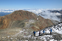 Regresamos al collado de Riufred. Al fondo se alza majestuoso el pico del Montcalm.