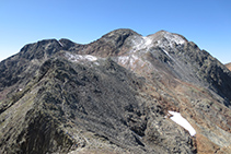 Desde la cima del Montcalm disfrutamos de vistas preciosas de la Punta Gabarró, la Pica d´Estats y el pico Verdaguer.
