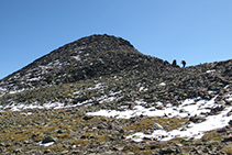 Descenso por la cresta del Montcalm hacia el collado de Riufred.