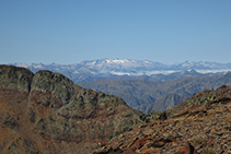 Uno de los regalos que nos ofrece la subida al Montcalm, si el día es claro, es la contemplación del rey de los Pirineos, el Aneto, con toda su glaciar y la cresta de granito que lo caracteriza.