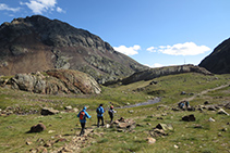 Nuevamente, llegamos a la zona abierta que hay entre la Coma d´Estats y el Estany d´Estats. Al fondo, sobre el promontorio, vemos el pararrayos y, a la izquierda, el pico del Estany Fondo (2.815m).