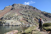 El pico del Estany Fondo (2.815m) impresiona desde la salida de aguas del lago de Estats.