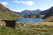 En primer término, la cabaña de Sotllo; en segundo término, el lago que recibe el mismo nombre; al fondo, la bella pirámide del Monteixo.