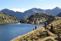 Durante el descenso la perspectiva cambia. Al final del lago de Sotllo vemos las rocas que tendremos que esquivar.