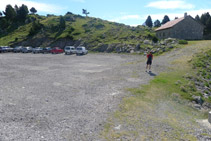 Aparcamiento del collado de la Piedra de San Martín y refugio de la Junta General del Valle.