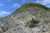 Llegamos a un hito donde el camino gira y comienza el ascenso al pico.