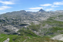 Zona cárstica de Larra. Soum Couy (2.315m) y Auñamendi o Anie (2.507m).
