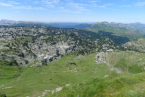 Vista hacia el SO, hacia el valle de Roncal-Belagua.