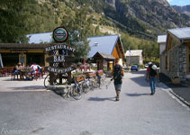 Recorremos unos metros por las calles de la pequeña población alpina de La Bérarde.