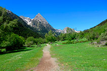 Cruzamos un bonito prado; al fondo se ve el Encantat Xic (2.734m).