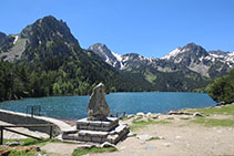 Lago de Sant Maurici, Roca de l´Estany (2509m), Aguja del Portarró (2673m) y pico del Portarró (2734m).