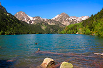 Lago de Sant Maurici. Al fondo: Agulla del Portarró, pico del Portarró y Gran Tuc de Crabes (2.791m).