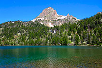 Lago de Ratera y, al fondo, el inicio de la cresta de Bassiero.