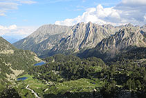 Vistas a los lagos de la Cabana y Ratera, la Roca de l´Estany, los Encantats y el Pui de Linya (2.870m).