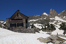 Refugio de Amitges (2366m) y a la derecha las Agujas de Amitges.