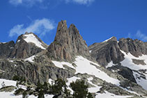 Agujas de Amitges. Al fondo a la izquierda, el Tuc de Saboredo (2.829m); a la derecha, el pico de Amitges (2.848m).