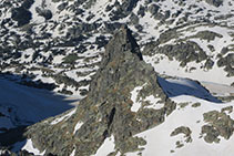 Agujas de Amitges vistas desde el N. Al fondo se ve el refugio de Amitges.