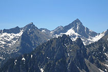 Roca de l´Estany y, en último término, el pico de Monestero (2877m) y el pico de Peguera (2983m).