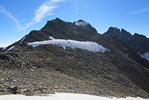 Vistas al pico de Amitges. Al fondo, la cresta de Bassiero.