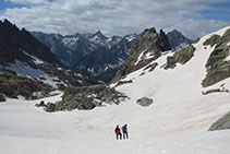 Mantenemos altura hasta el collado en la cota 2.619m, al lado de las Agujas de Amitges.