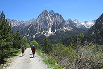 Retorno agradable por pista. Al fondo, una última mirada a los Encantats y a un tímido pico de Peguera, que también se despide.