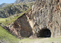 A la izquierda de la boca de entrada al túnel del Port de Rat desde Andorra, hay señales que nos indican el camino para ir al pico de Arcalís y al pico de Cataperdís por su ruta clásica.