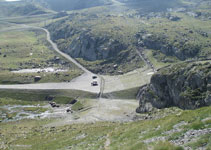 Vista de la explanada donde hemos aparcado el vehículo y de las pistas de esquí de Ordino-Arcalís.