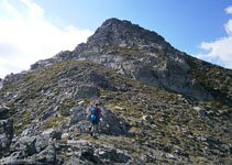 Dejamos el camino para iniciar la cresta por unas suaves lomas de hierba y piedra.