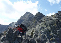 Tras superar la fisura atacamos la cresta para llegar hasta el primer pico (2.643m).