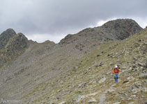 Descendemos por un camino cómodo y marcado.