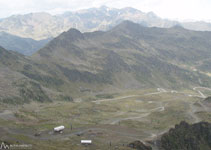 A nuestros pies y en el fondo del valle, las pistas de esquí de Ordino-Arcalís.