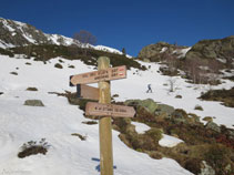 Poste indicador: a la izquierda "Col dels Clots” y “Andorre", a la derecha "Etang du Sisca".