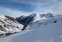 Vistas al valle del río Ariege mirando hacia L´Hospitalet-près-l´Andorre. A la derecha, la Coma d´en Garcia.