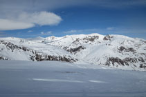 Vistas de la zona conocida como la Solana de Andorra con el pico de Nérassol, el pico de la Cabaneta y el Roc Meler.