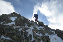 Subiendo por la corta cresta del pico de Pedrons.