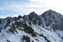 Cima del pico de Pedrons desde donde podemos observar las paredes y las canales de los picos de Fontnegra.