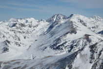 Vistas de la Coma d´en Garcia, donde distinguimos el Puigpedrós de Lanós y el Puig de la Coma d´Or.