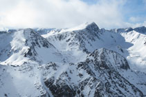 Vistas de los picos que hacen frontera con Andorra: el pico Negre d´Envalira, el pico de Envalira y el pico de las Abelletes.