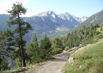 Primera vez en el itinerario que vemos delante nuestro el valle de Peguera con la Pala de Eixe (2.657m) y el Montanyó (2.779m).