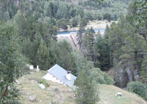 Refugio Ernest Mallafré, a los pies de los Encantats y al lado de la presa del lago de Sant Maurici.