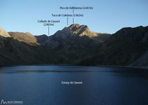 Enfrente el lago de Llauset, al fondo el pico de Vallibierna (3.067m) y la Tuca Culebras (3.062m).