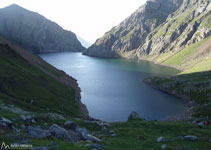 Vistas del embalse de Llauset. Al fondo la presa y a su izquierda el aparcamiento donde hemos estacionado el vehículo.